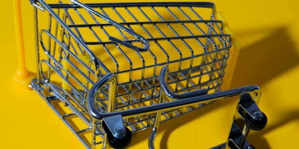 This article helps aspiring remote closers choose between B2B and B2C by comparing real benchmarks, processes, skills, and compensation models. It explains how...
